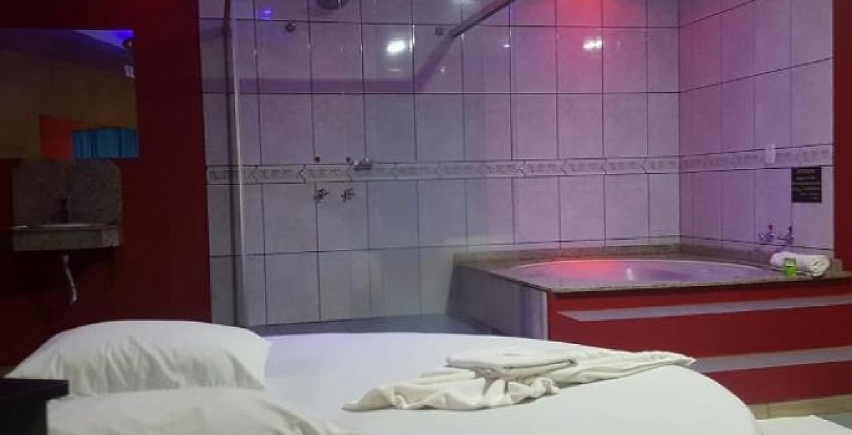 Homem que estava em motel com adolescente pode responder por tráfico de drogas