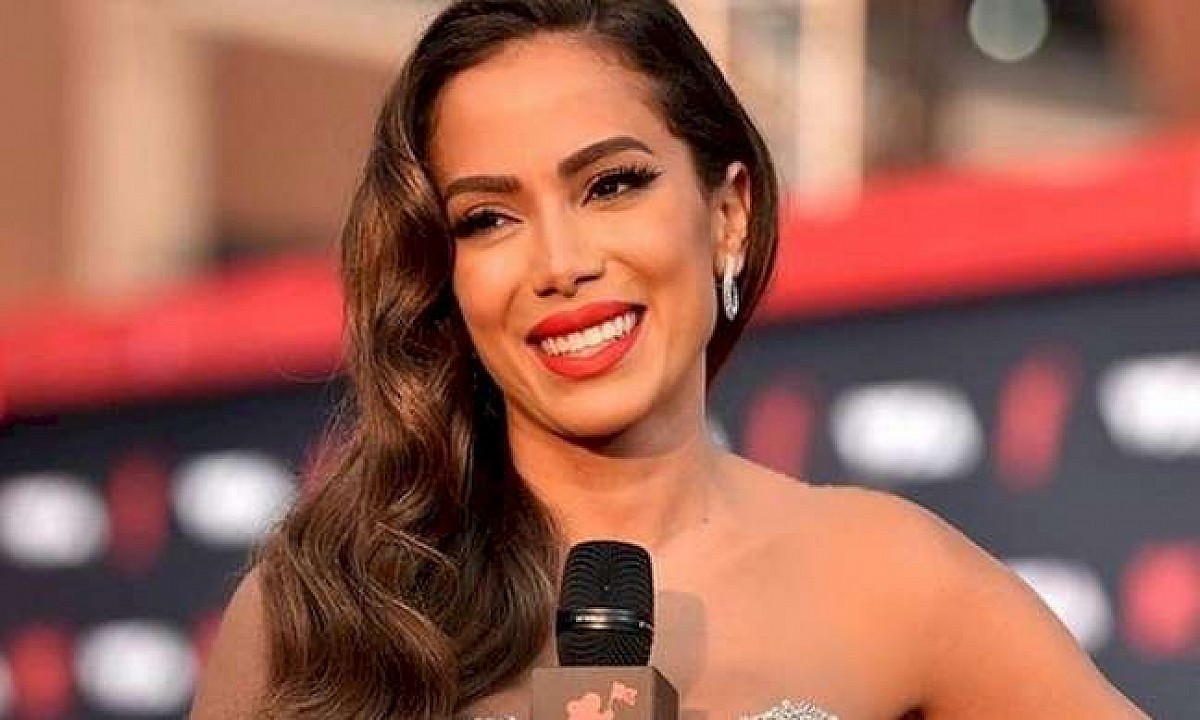 Anitta aparece raspando cabelo de ator de Outer Banks