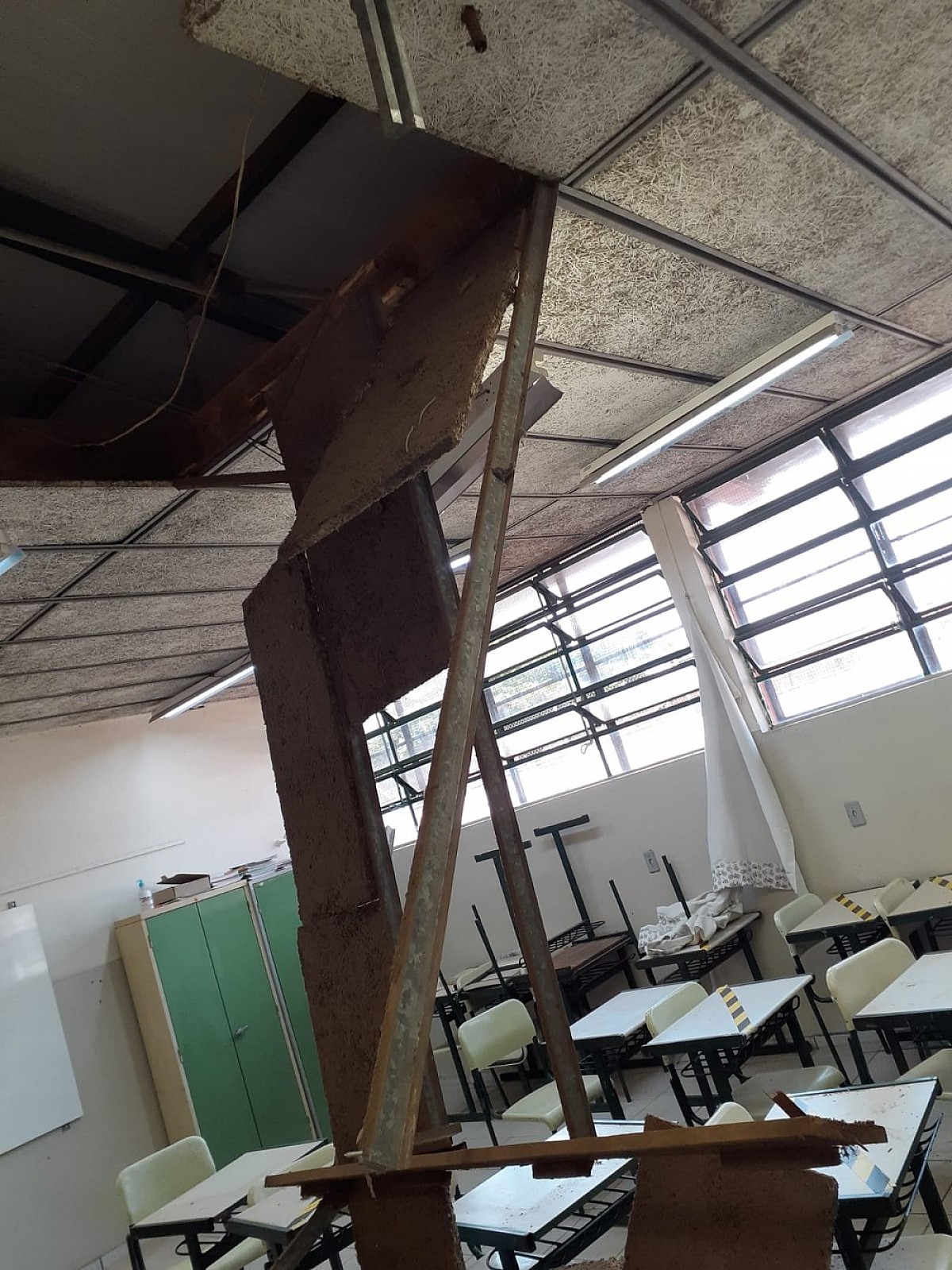 3 crianças ficam feridas após queda de forro em escola da região