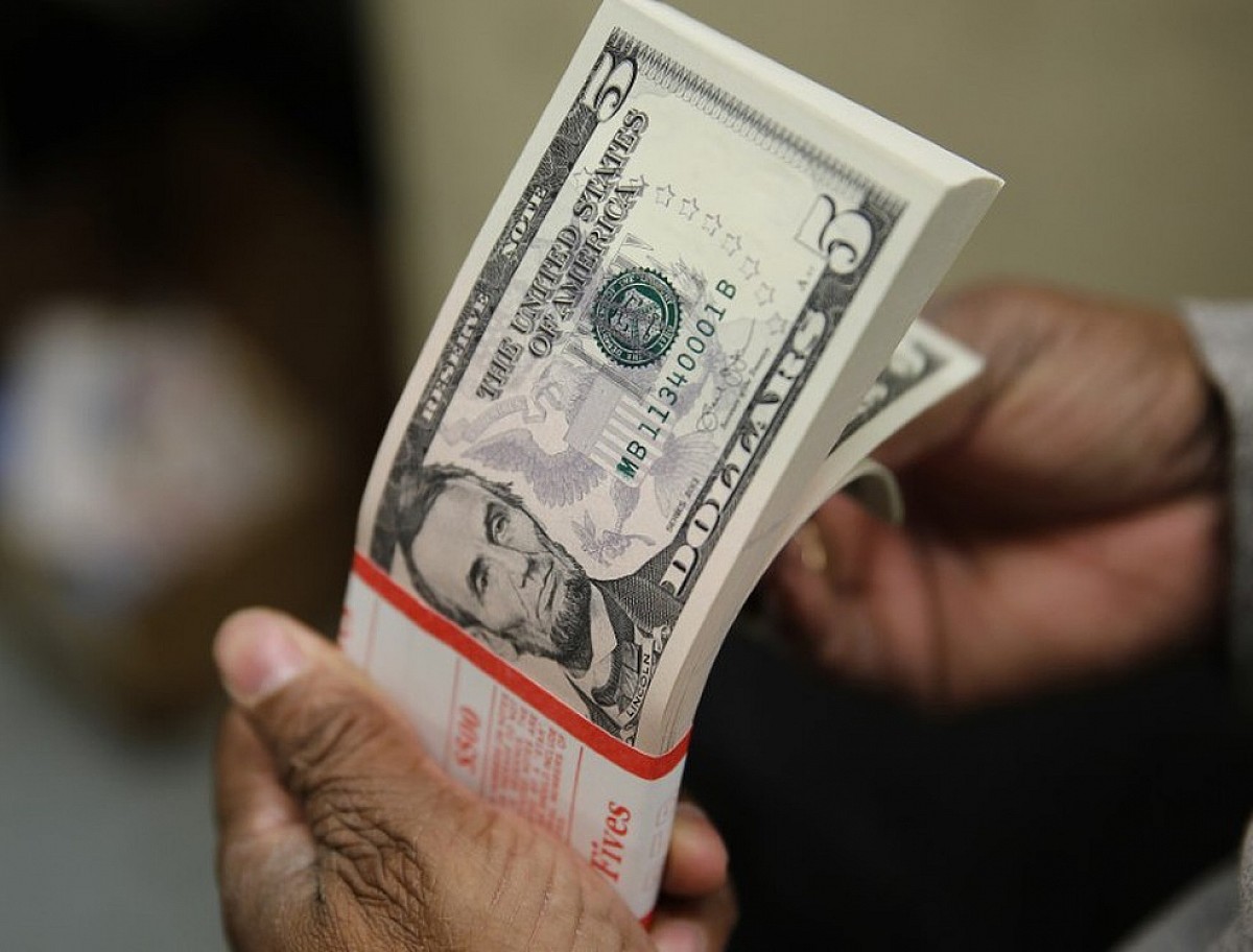 Dólar chega R$ 5,75 e acumula alta de mais de 10% no ano