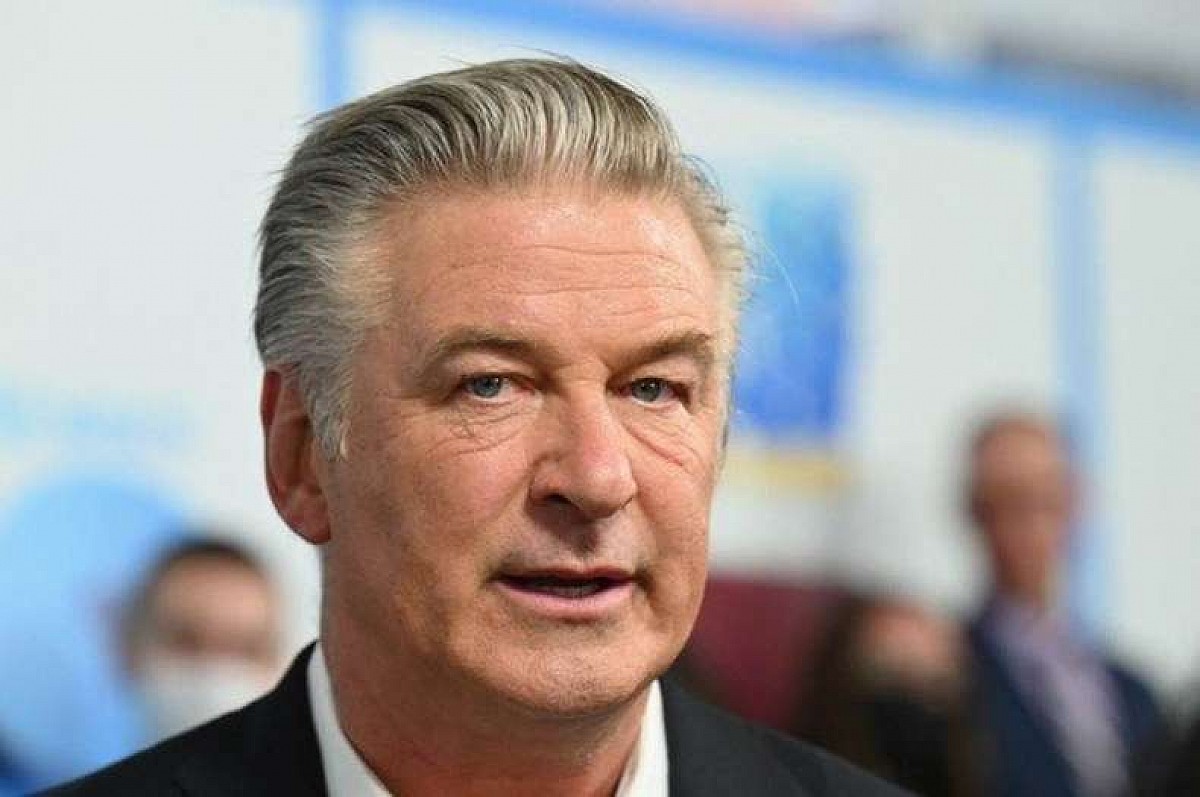 Alec Baldwin apontava revólver para a câmera quando a arma disparou, afirma diretor