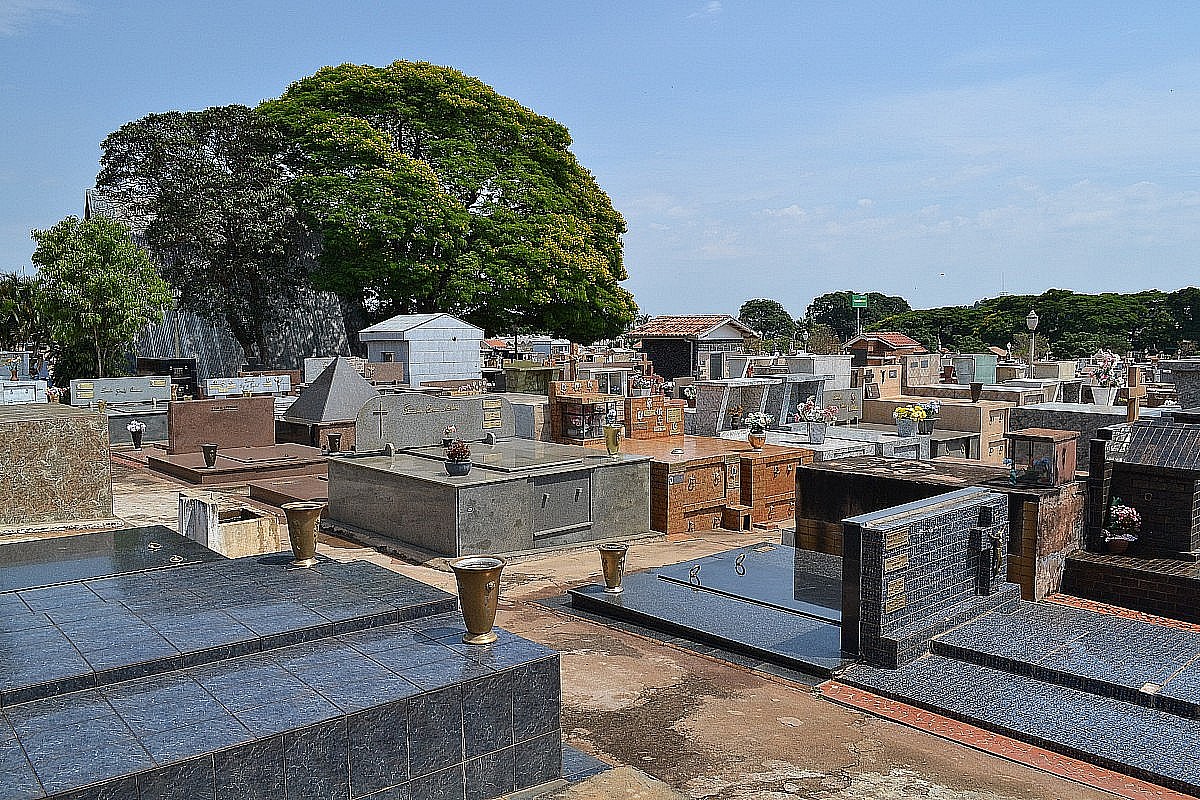 Familiares que desejam fazer limpeza e reformas em túmulos para Finados têm até amanhã