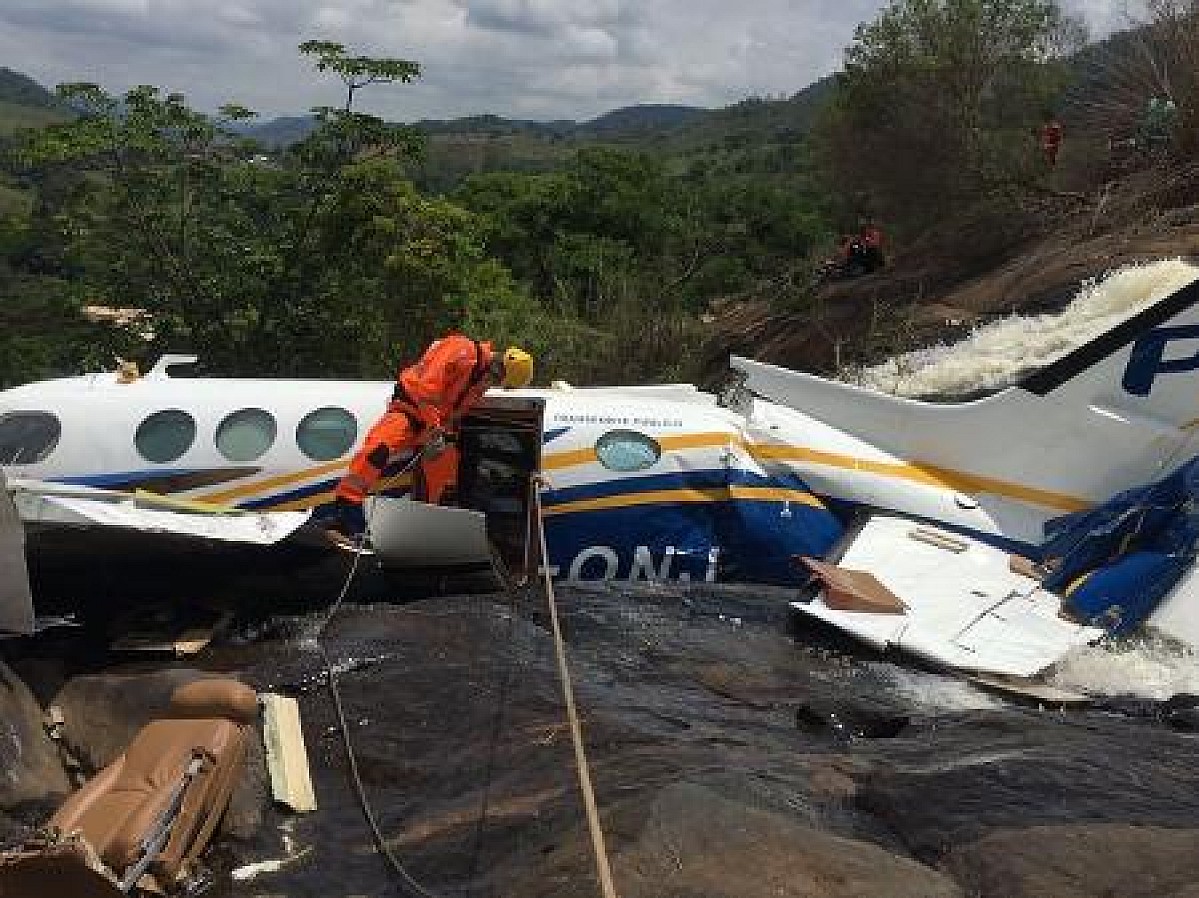 Avião que caiu com Marília Mendonça será levado para o RJ para perícia