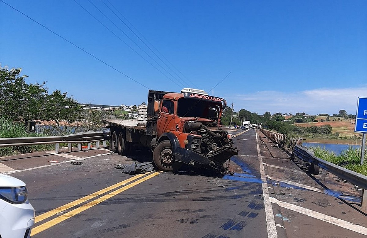 Carro e caminhão caem de ponte que liga Paranapanema a Itaí