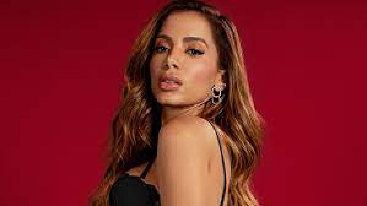 Anitta troca beijos com affair de Larissa Manoela