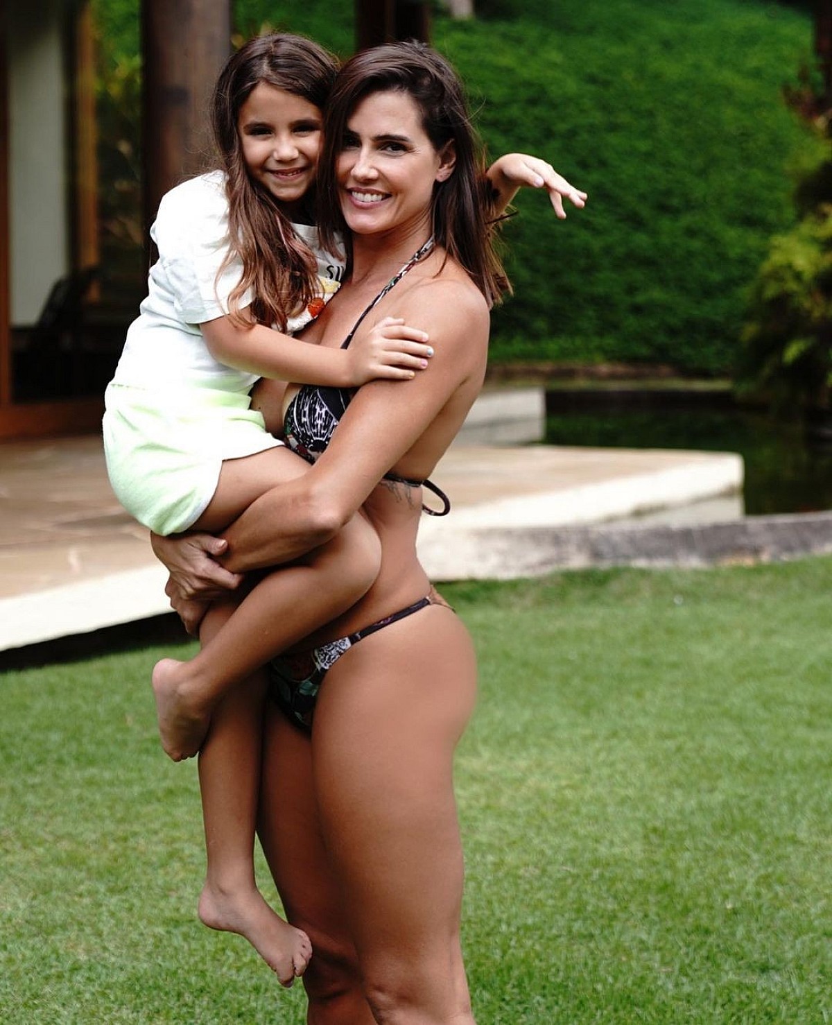 Deborah Secco mostra que filha é fã de seu ex-namorado