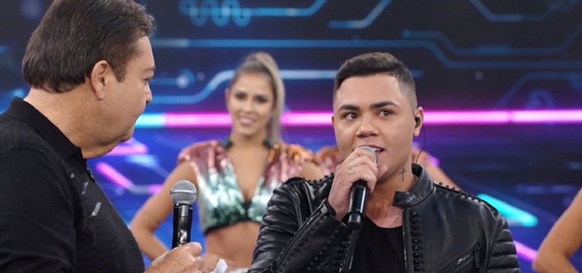 Faustão comete gafe em homenagem a cantor