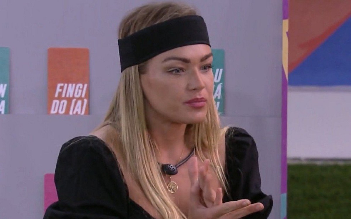 Bárbara deixa seios à mostra no BBB