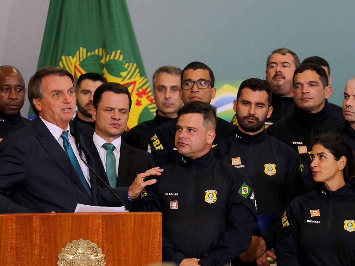 Bolsonaro pede compreensão para aumentar antes salário de policiais