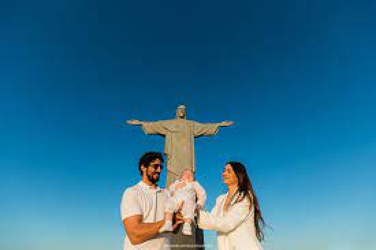 Thaila Ayala e Renato Goés batizam o filho no Cristo Redentor