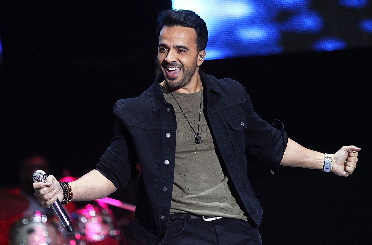 Luis Fonsi grava música sobre conscientização do Alzheimer 