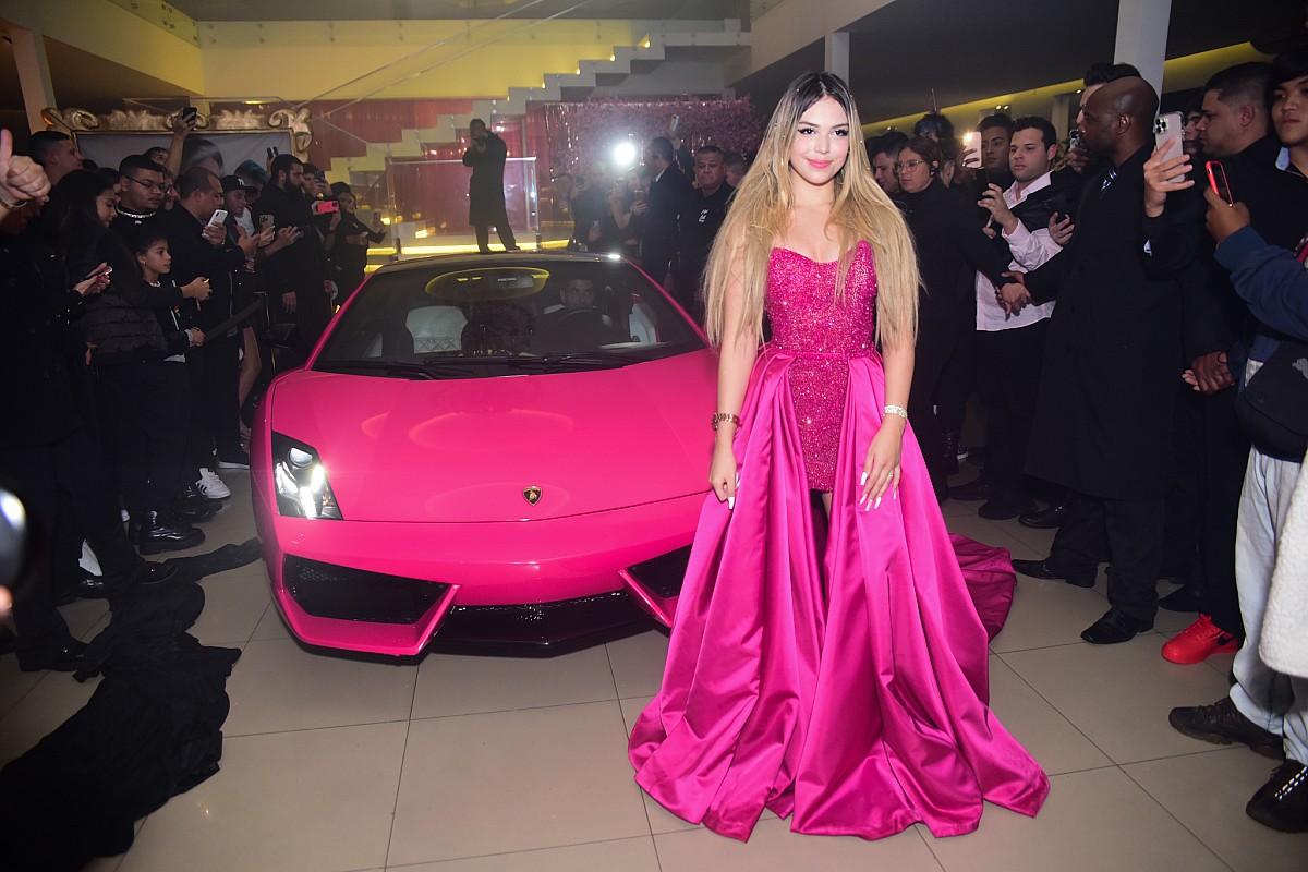 Mc Melody faz 15 anos e ganha uma Lamborghini Gallardo