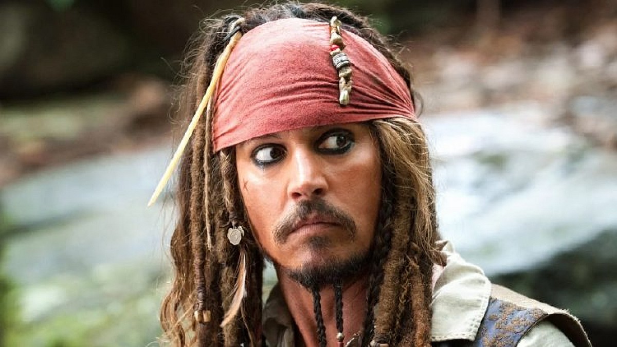 Johnny Depp está negociando com a Disney para voltar à franquia Piratas do Caribe 