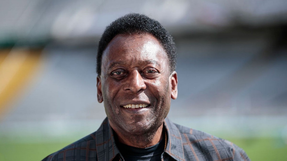 Pelé posta foto com esposa e revela estado de saúde