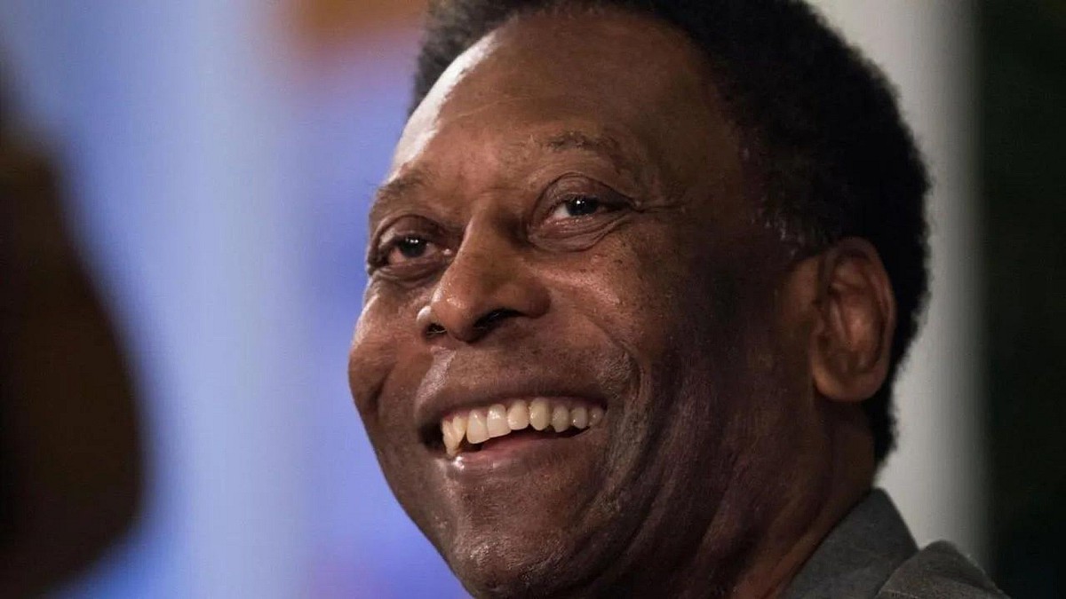  Pelé agradece mensagens e diz que internação é de rotina