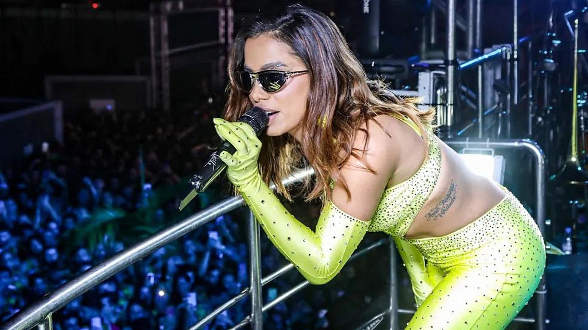 No Carnatal, suposto affair de Anitta assiste ao show da cantora no trio 