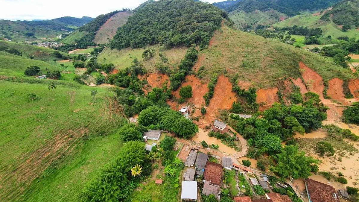 Deslizamento de terra mata 2 pessoas e deixa desaparecidos em MG