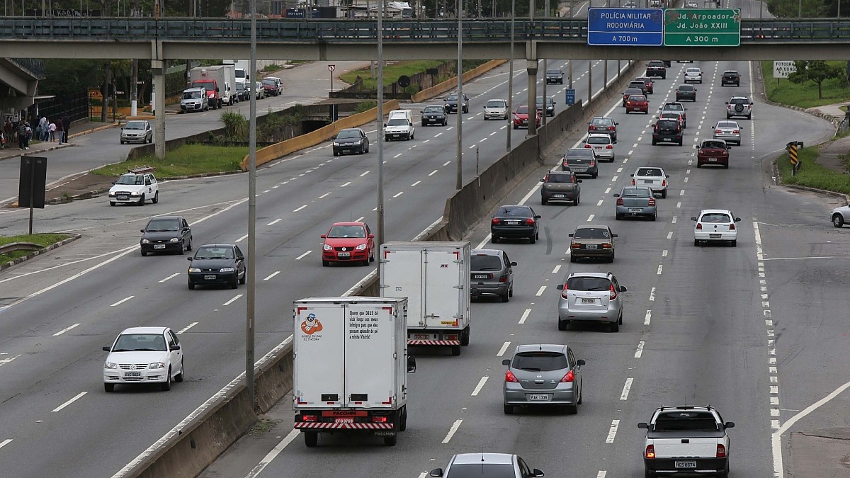 Os motoristas que estão saindo da capital paulista para passar o Ano Novo no litoral ou no interior do estado já enfrentam congestionamento 