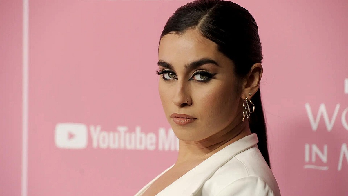 Lauren Jauregui, ex-Fifth Harmony, desembarca em São Paulo  