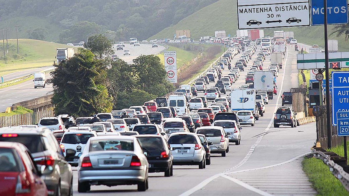 Cerca de 2,8 milhões de veículos devem circular em direção ao litoral e interior paulista neste feriado