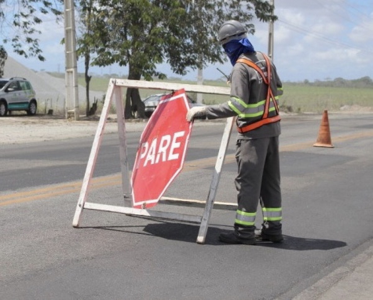 Passageiro de aplicativo morre atropelado em rodovia no interior de SP após descer de veículo no meio da pista durante 'Pare e siga'