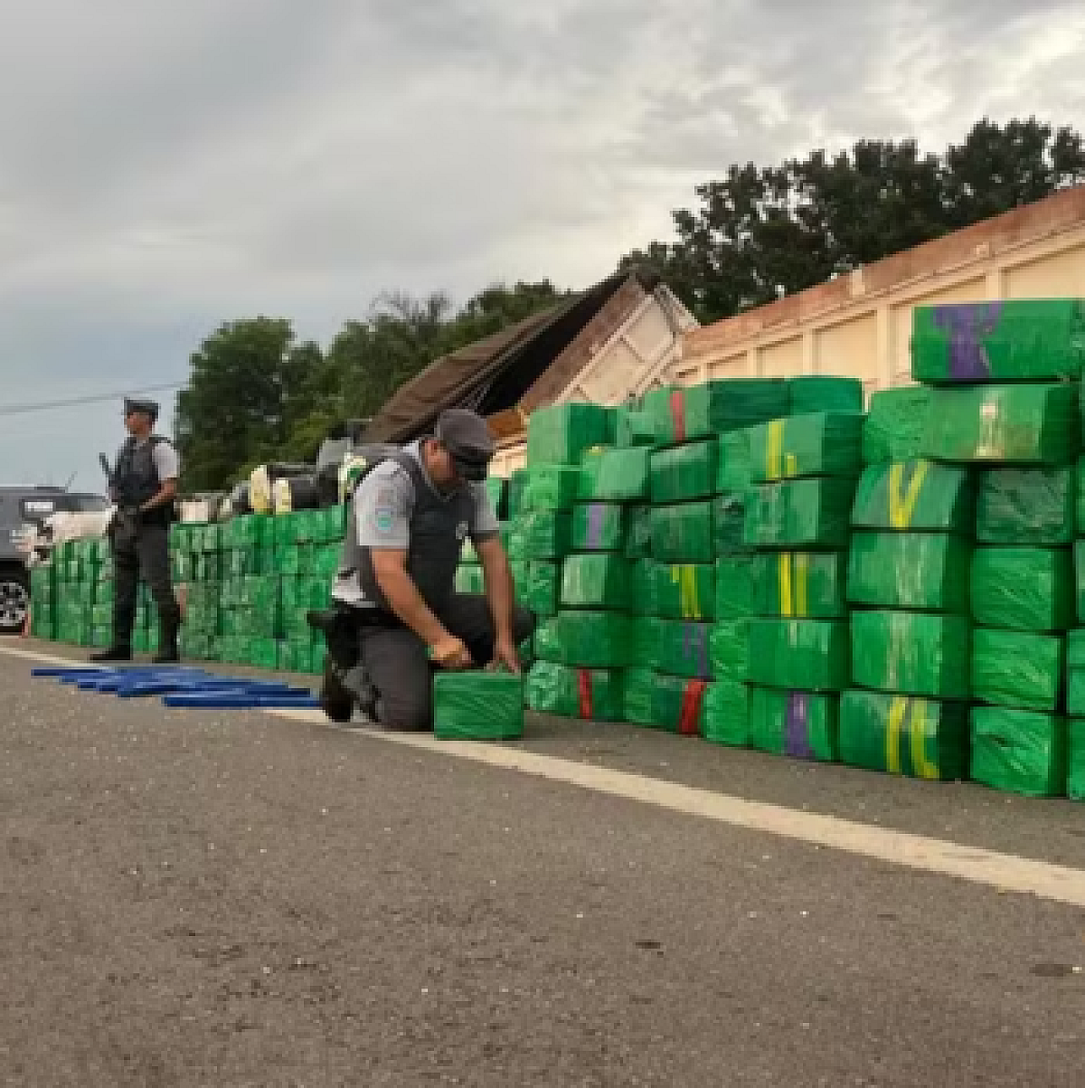 Motorista é preso por tráfico de drogas na Rodovia Castello Branco, em Bofete