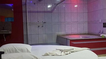 Homem que estava em motel com adolescente pode responder por tráfico de drogas