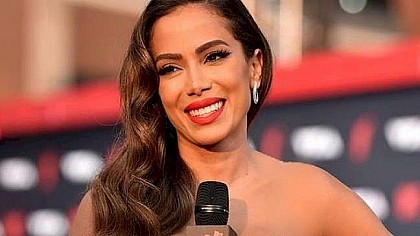 Anitta aparece raspando cabelo de ator de Outer Banks