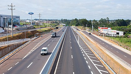 Motorista morre depois de bater de frente com carreta na SP255