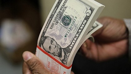 Dólar chega R$ 5,75 e acumula alta de mais de 10% no ano