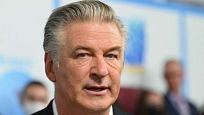 Alec Baldwin apontava revólver para a câmera quando a arma disparou, afirma diretor