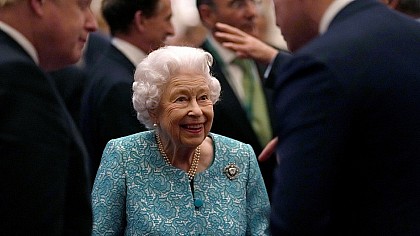 Após breve internação hospitalar, Rainha Elizabeth II não deverá mais fazer eventos oficiais sozinha