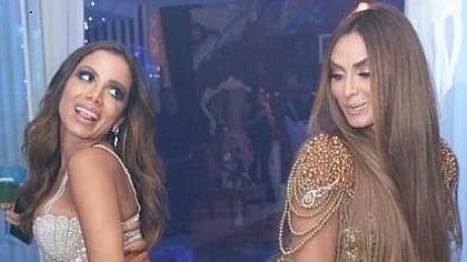 Nicole Bahls vista Anitta nos EUA e leva feijão para a cantora