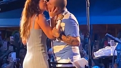 Paolla Oliveira e Diogo Nogueira protagonizam beijões em show