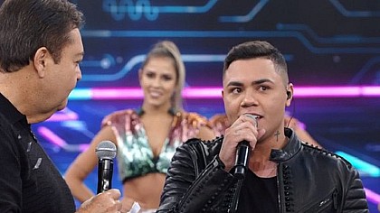 Faustão comete gafe em homenagem a cantor