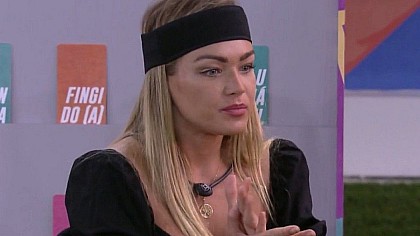 Bárbara deixa seios à mostra no BBB