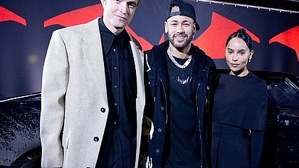 Neymar posa com Robert Pattinson e Zoë Kravitz