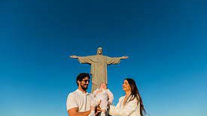 Thaila Ayala e Renato Goés batizam o filho no Cristo Redentor