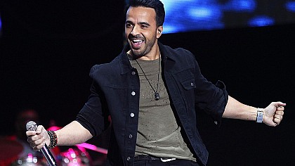 Luis Fonsi grava música sobre conscientização do Alzheimer