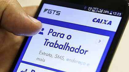 O trabalhador nascido em outubro pode aderir ao saque-do FGTS a partir desta segunda-feira (3)