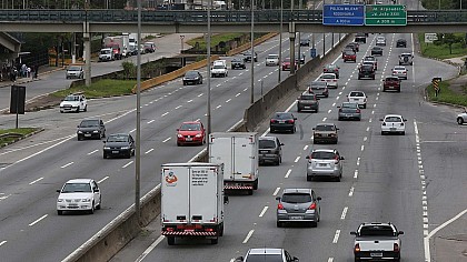 Os motoristas que estão saindo da capital paulista para passar o Ano Novo no litoral ou no interior do estado já enfrentam congestionamento