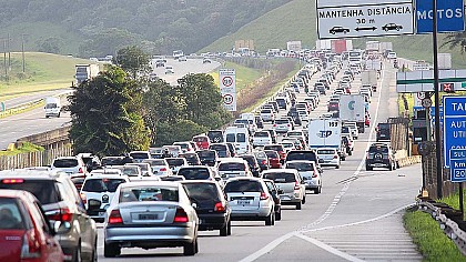 Cerca de 2,8 milhões de veículos devem circular em direção ao litoral e interior paulista neste feriado