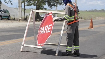 Passageiro de aplicativo morre atropelado em rodovia no interior de SP após descer de veículo no meio da pista durante 'Pare e siga'